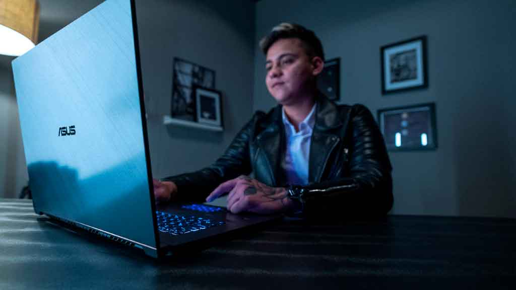 La imagen tiene un atributo ALT vacío; su nombre de archivo es Aaron-Real-Zenbook-ProArt-asus-This-is-my-Classroom-games-tech.jpg